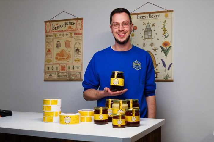 Honigraum label applied to a honey jar